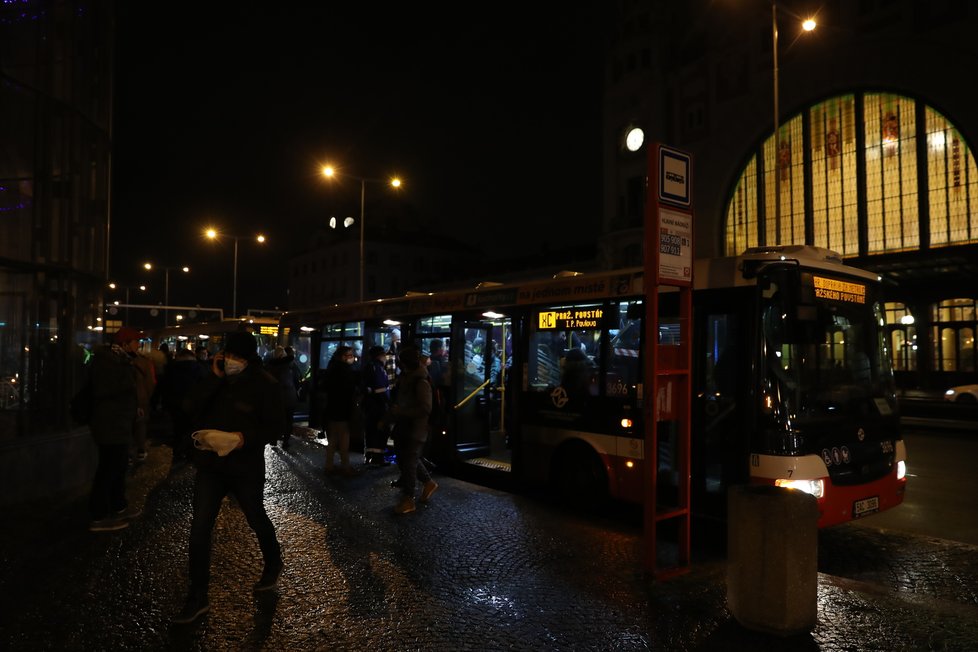 Ve stanici Hlavní nádraží spadla osoba do kolejiště pod soupravu metra. Zranění nepřežila.