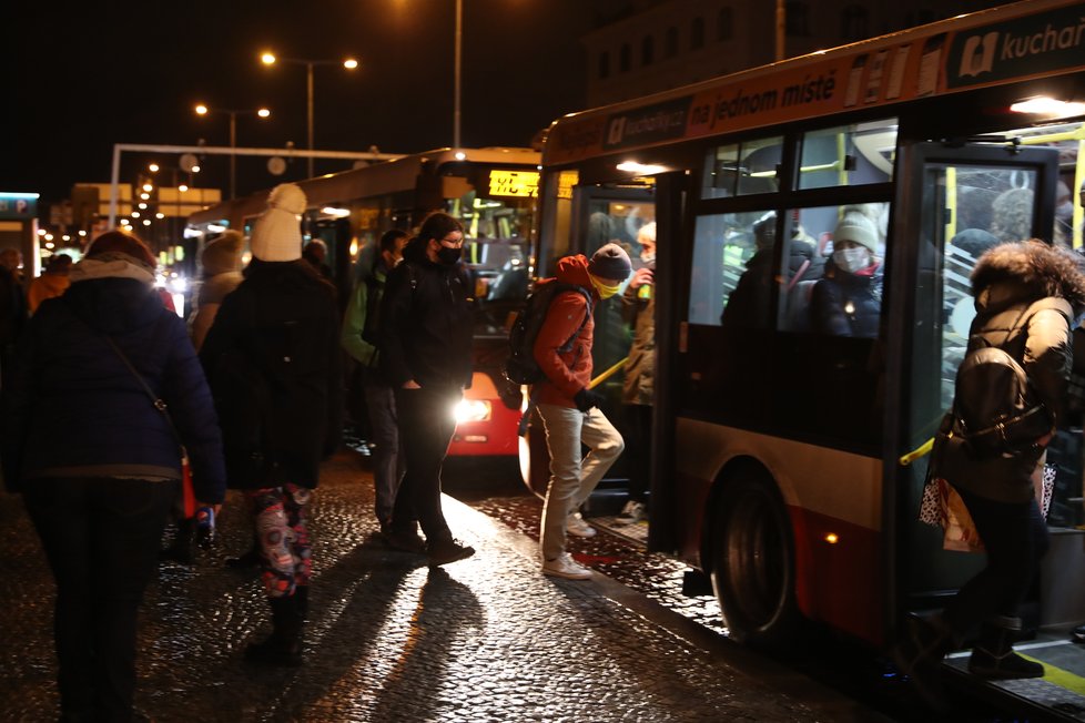 Ve stanici Hlavní nádraží spadla osoba do kolejiště pod soupravu metra. Zranění nepřežila.