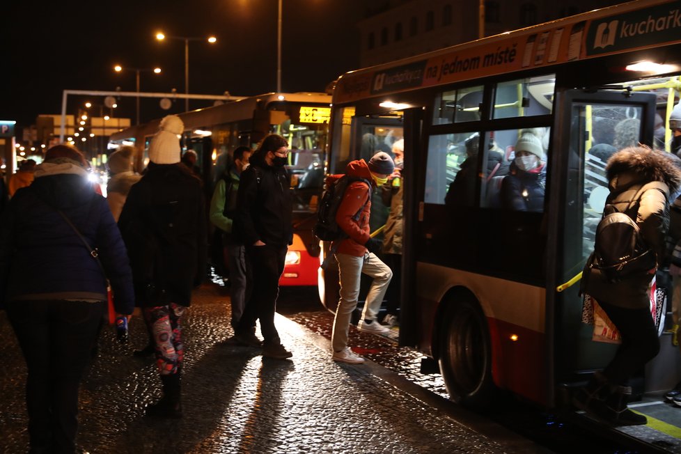 Ve stanici Hlavní nádraží spadla osoba do kolejiště pod soupravu metra. Zranění nepřežila.