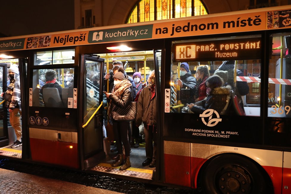 Ve stanici Hlavní nádraží spadla osoba do kolejiště pod soupravu metra. Zranění nepřežila.