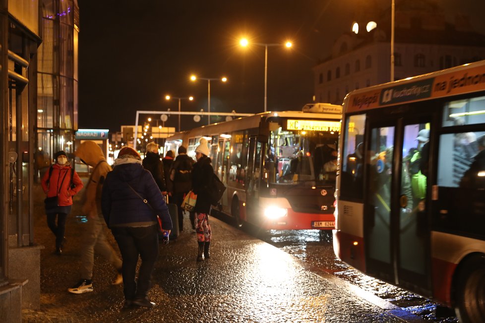 Ve stanici Hlavní nádraží spadla osoba do kolejiště pod soupravu metra. Zranění nepřežila.