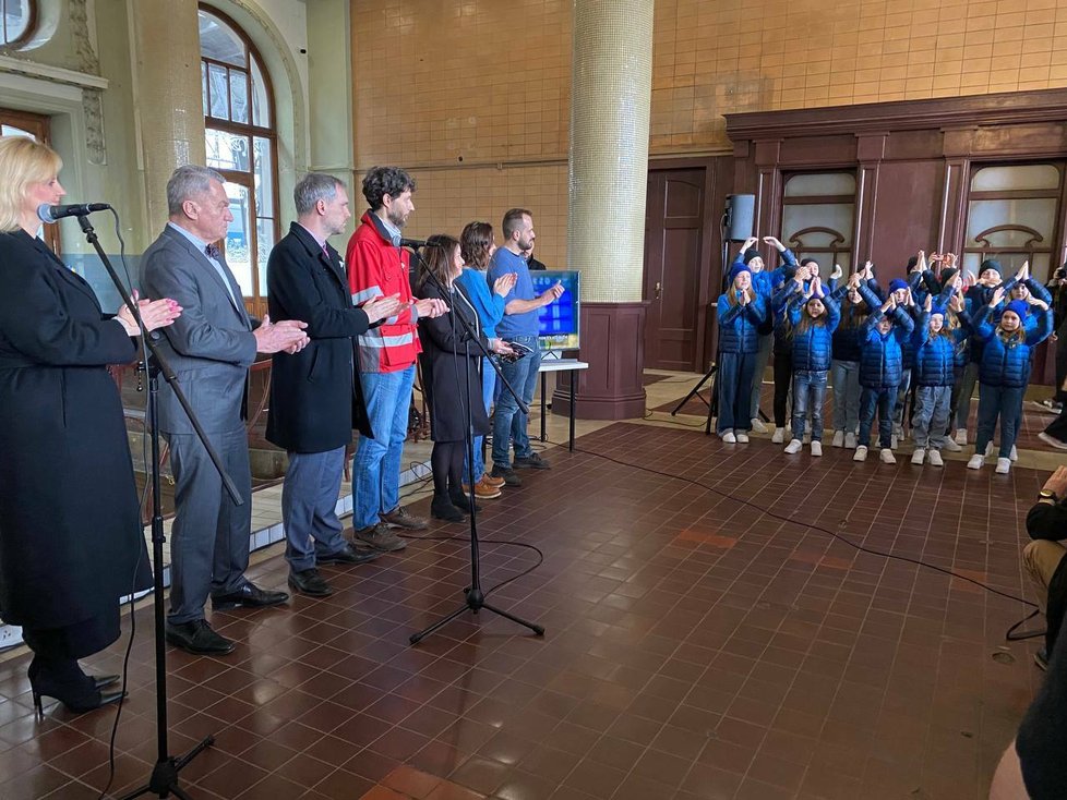 Primátor Svoboda poděkoval všem pomocníkům, kteří v Praze pomáhali se zvládáním uprchlické krize při začátku války na Ukrajině. (24. únor 2023)