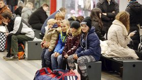 Kvůli kalamitě čekají na pražském Hlavním nádraží desítky lidí
