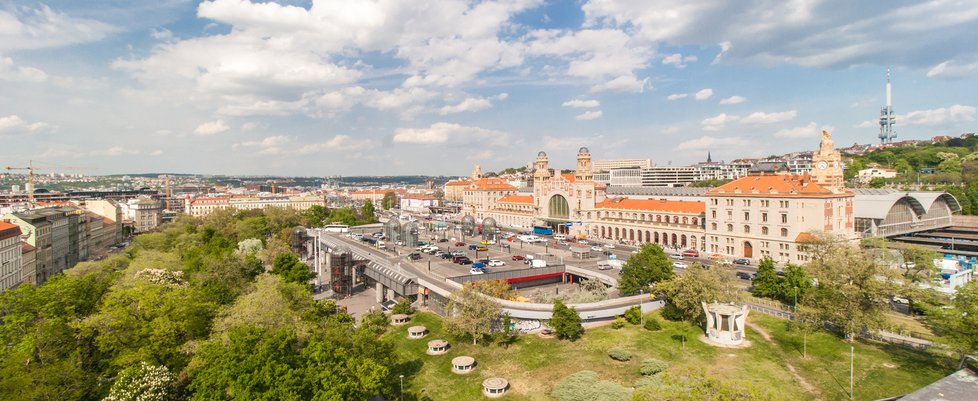 Stav Vrchlického sadů a jejich blízkého okolí v červnu 2022.