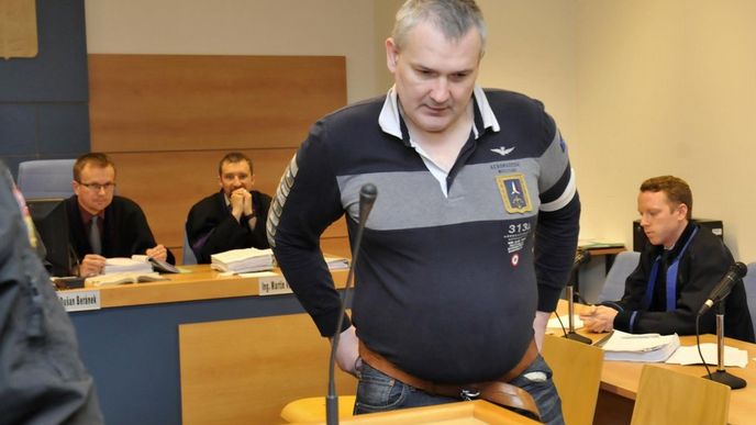 Hlavní protagonista takzvané lihové mafie Radek Březina obžalovaný z nedovoleného ozbrojování stanul 20. dubna před senátem Okresního soudu ve Zlíně.