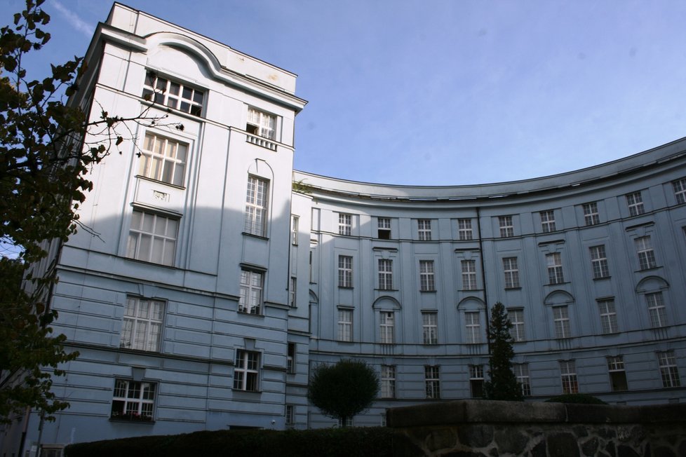 Hlavův ústav na Albertově, kde sídlí Ústav soudního lékařství a toxikologie 1. LF UK a VFN.