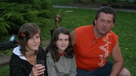 Jan na společné fotce s dcerami Pavlou a Janou na začátku reality show.