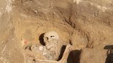 Nález po 76 letech: Hrob rudoarmějce ukrýval granát, plynovou masku a svatý obrázek 