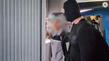 Rozruch na letišti v Praze: Policisté z Argentiny do Česka přivezli hledaného muže, 17 let se vyhýbal vězení