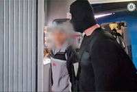 Rozruch na letišti v Praze: Policisté z Argentiny do Česka přivezli hledaného muže, 17 let se vyhýbal vězení