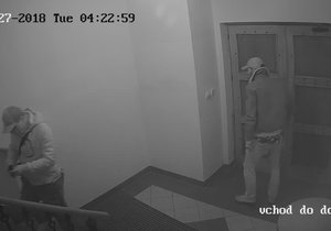 Policie hledá muže, kteří vykradli apartmán v Malé Štupartské.