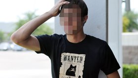 Zatčený muž měl na tričku nápis hledaný