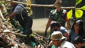 Úklid odpadu z indonéských řek týmy Hlídka Sungai