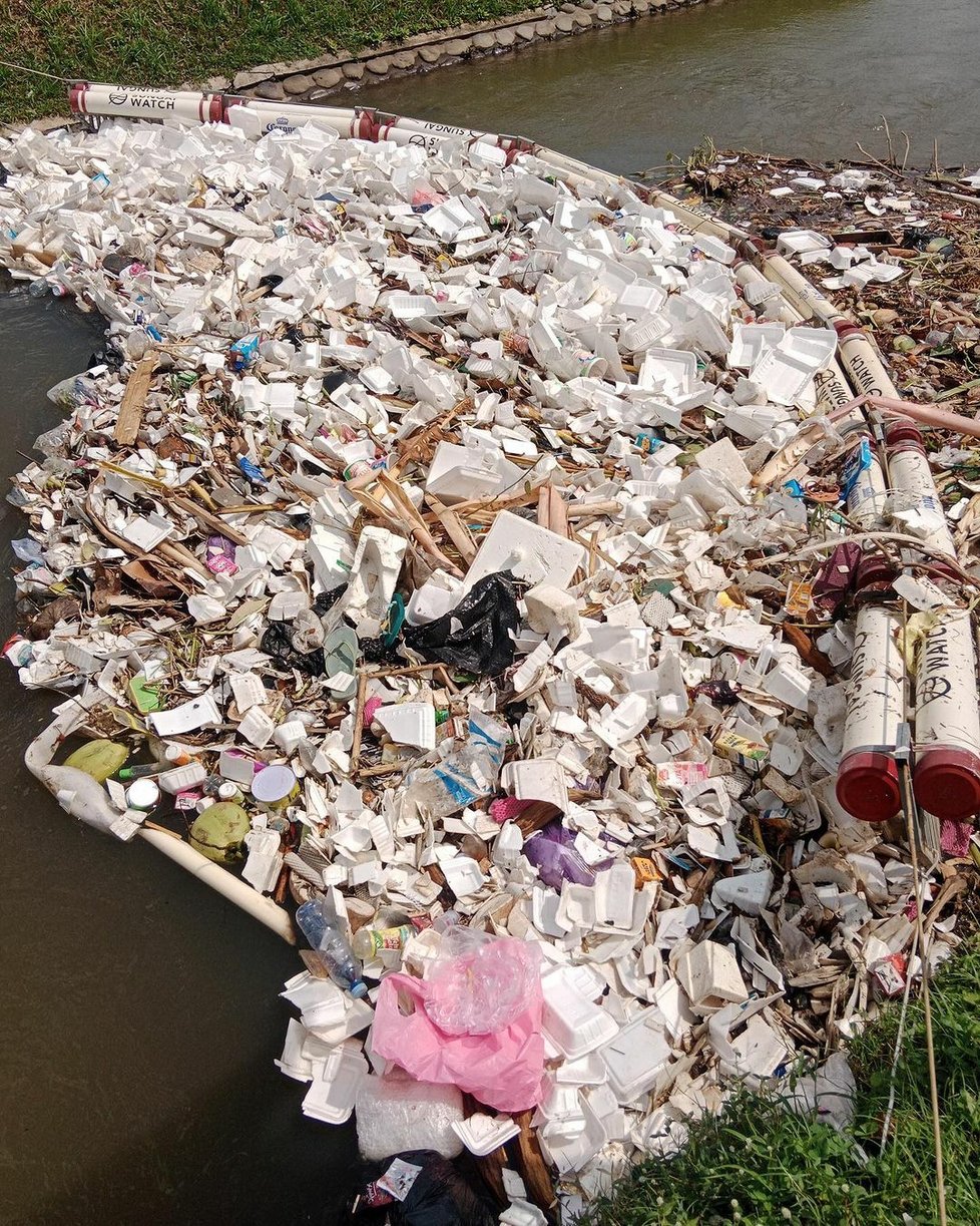 Úklid odpadu z Indonéských řek týmy Hlídka Sungai