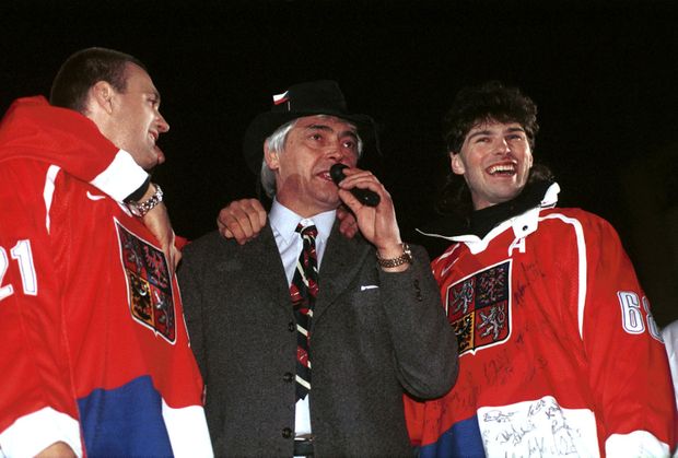Ivan Hlinka v dobách největší slávy, kdy dokázal s reprezentací vyhrát Nagano 1998. Ivan Hlinka v dobách největší slávy, kdy dokázal s reprezentací vyhrát Nagano 1998.