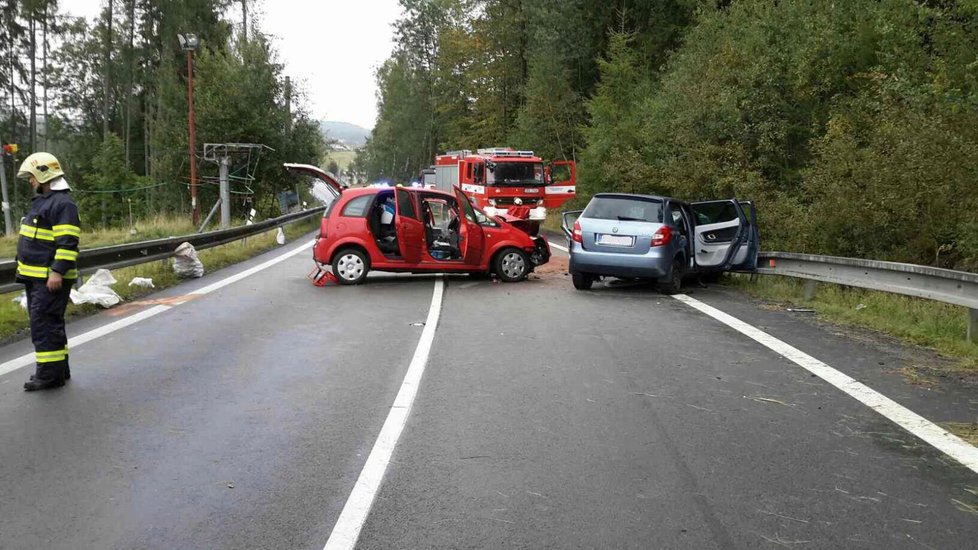 Při srážce dvou aut u Hlinska jeden mrtvý a šest těžce zraněných