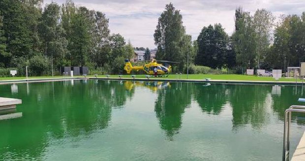 Vrtulník přistál přímo u biotopu v Hlinsku. Chlapce po resuscitaci poté transportoval do nemocnice v Hradci Králové.