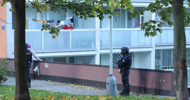 V Lehovci na kraji Hloubětína v Praze 14 došlo v jednom z bytů paneláku ve Slévačské ulici k násilnému úmrtí. Vraždu šetří kriminalisté (22. říjen 2022).
