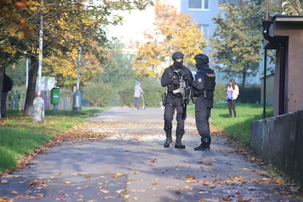 V Lehovci na kraji Hloubětína v Praze 14 došlo v jednom z bytů paneláku v Slévačské ulici k násilnému úmrtí. Vraždu šetří kriminalisté. (22. říjen 2022)