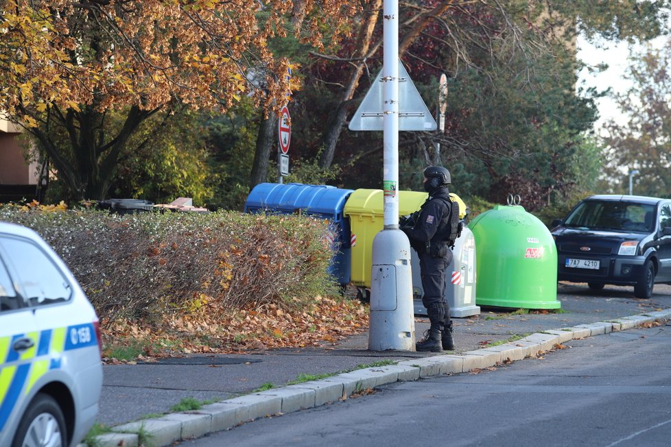 V Lehovci na kraji Hloubětína v Praze 14 došlo v jednom z bytů paneláku v Slévačské ulici k násilnému úmrtí. Vraždu šetří kriminalisté. (22. říjen 2022)