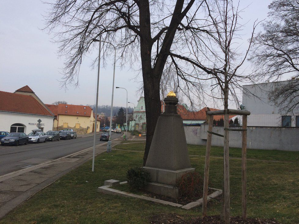 Pomník se nalézá v historickém středu starého Hloubětína. Na dohled od Hloubětínského zámku i od kostela sv. Jiří.