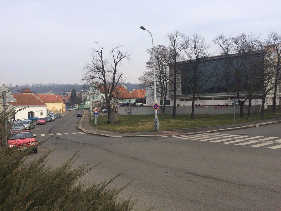 Na náměstí Ve Starém Hloubětíně se vyskytuje plavecký bazén, Hloubětínský zámek i kostel sv. Jiří. Jeho středobodem je však pomník válečných obětí. Právě v jeho blízkosti bude vysazena i lípa - Strom republiky.