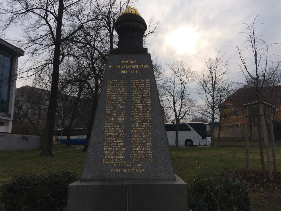 Památník byl vztyčen v roce 1926. Upomíná na hloubětínské oběti Velké války. V roce 2018 k němu přibude i Strom republiky.