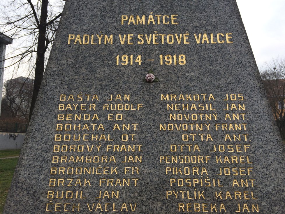 Památník byl vztyčen v roce 1926. Upomíná na hloubětínské oběti Velké války. V roce 2018 k němu přibude i Strom republiky.