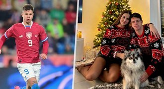 Hložkova krásná přítelkyně: Do vánočních příprav zapřáhla i reprezentanta! Hložkova krásná přítelkyně: Do vánočních příprav zapřáhla i reprezentanta!