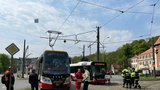 Děsivá nehoda v Hlubočepech: Srazila se tramvaj s autobusem! Řidič (39) vyvázl se zraněním hlavy