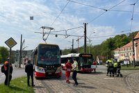 Děsivá nehoda v Hlubočepech: Srazila se tramvaj s autobusem! Řidič (39) vyvázl se zraněním hlavy