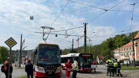 V Hlubočepech se srazila tramvaj s autobusem. Řidič tramvaje utrpěl zranění hlavy