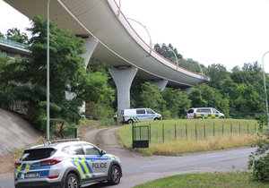 Pod tramvajovým mostem na Barrandov byl nalezen mrtvý muž. (1. srpen 2023)