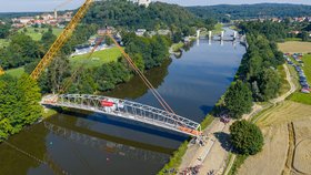 Letecký pohled na usazování lávky přes Vltavu. V pozadí zámek Hluboká. Foto - Město Hluboká nad Vltavou.
