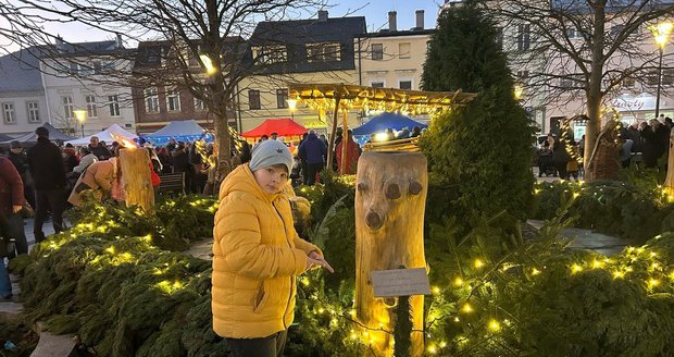 Náměstí v Hlučíně na Opavsku zdobí obří adventní věnec, který letos voní cypřišem.