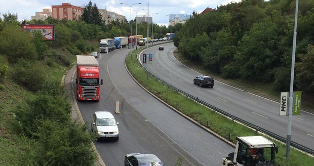 Spořilovská ulice – v průběhu léta se k hluku přidávají ještě opravné práce na silnici.