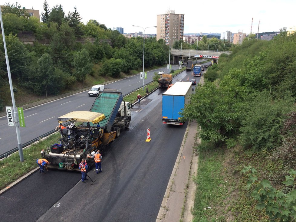 Spořilovská ulice - v průběhu léta se k hluku přidávají ještě opravné práce na silnici.