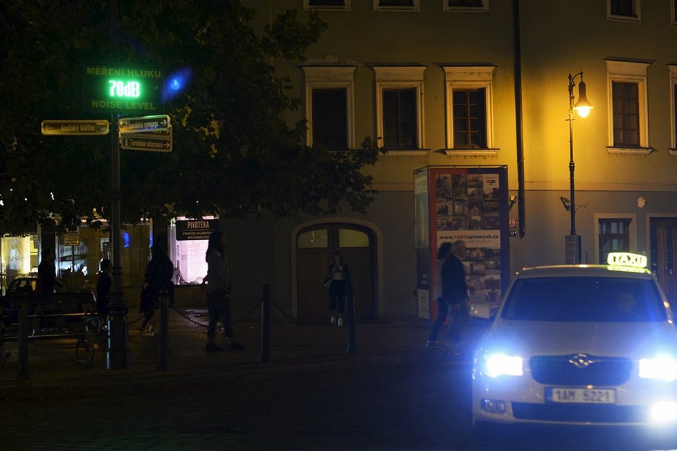 Zmizí z Dlouhé ulice v centru Prahy hlukoměr? Nové vedení radnice to zvažuje, chystá další změny.