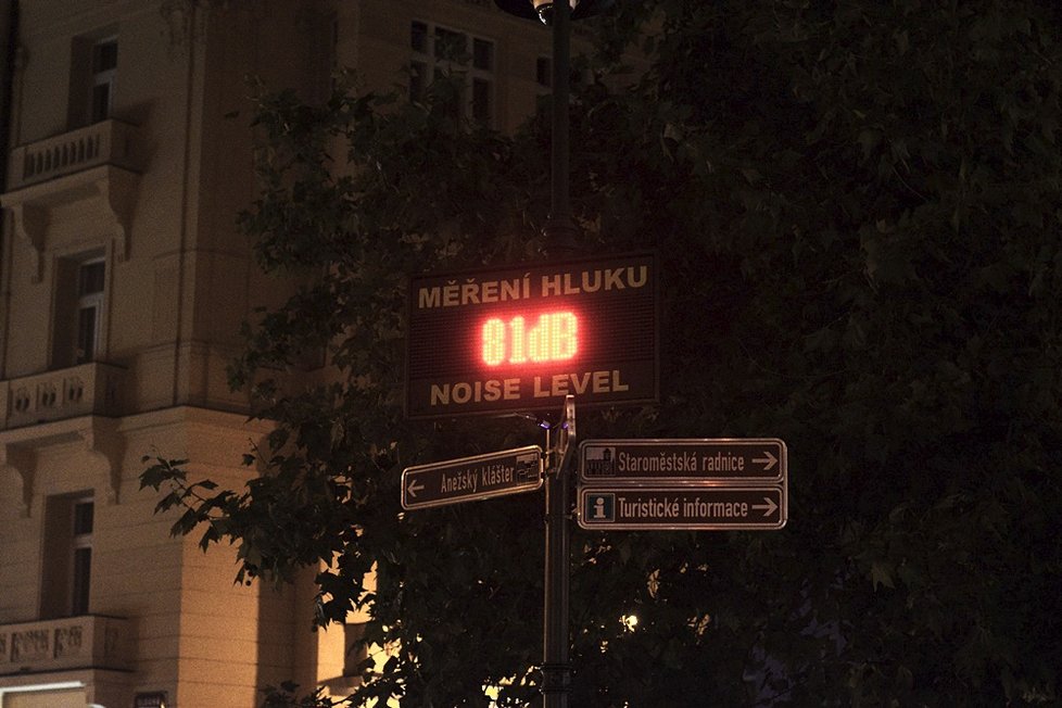 Hlukoměr v Dlouhé ulici v centru Prahy dosahoval v noci hodnot až 91 db.