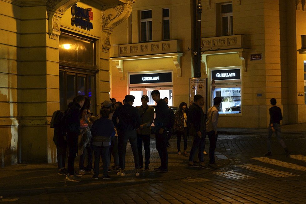 Více strážníků v Dlouhé ulici? Praha nestíhá stav městské policie doplňovat.