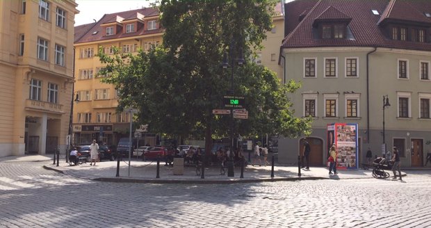 V Dlouhé třídě měří přístroj hladinu hluku. Praha 1 chce objektivní informace k tomu, nakolik hluční opilí turisté skutečně jsou.