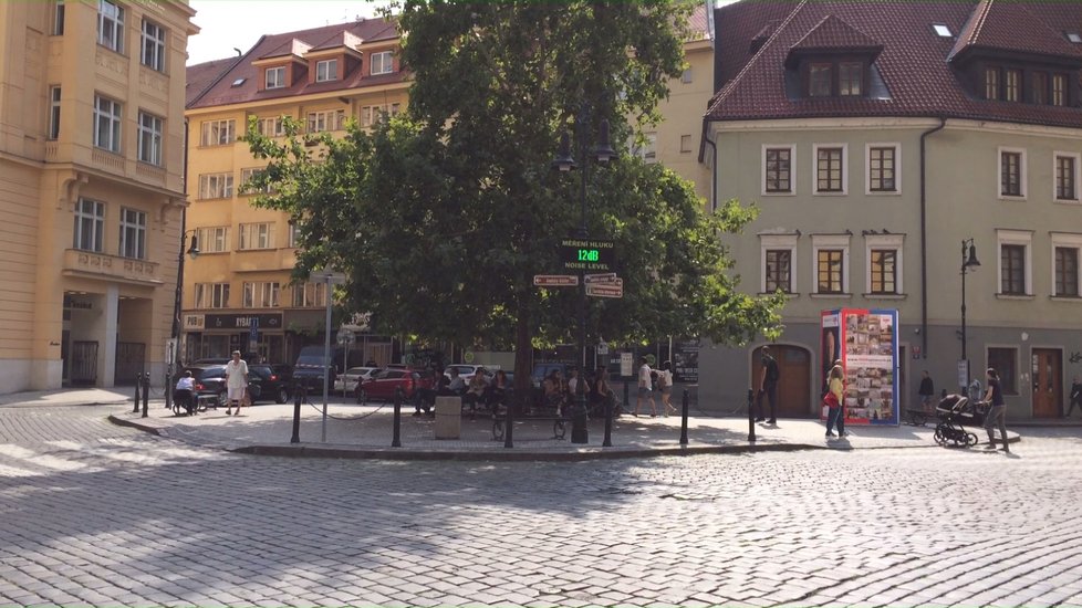 Zmizí z Dlouhé ulice v centru Prahy hlukoměr? Nové vedení radnice to zvažuje, chystá další změny.