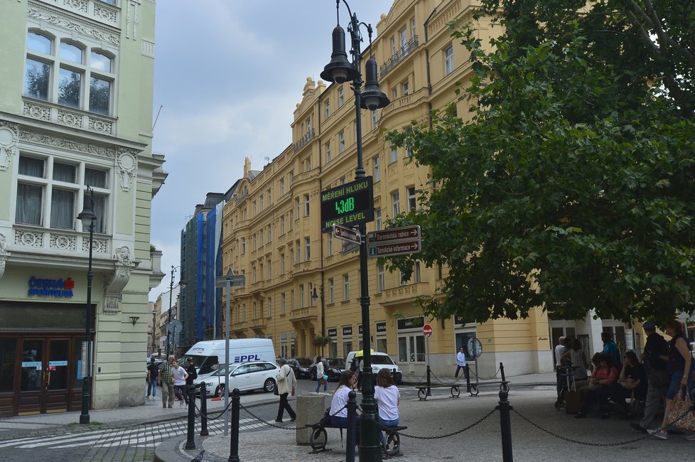 V Dlouhé třídě měří přístroj hladinu hluku. Praha 1 chce objektivní informace k tomu, nakolik hluční opilí turisté skutečně jsou.