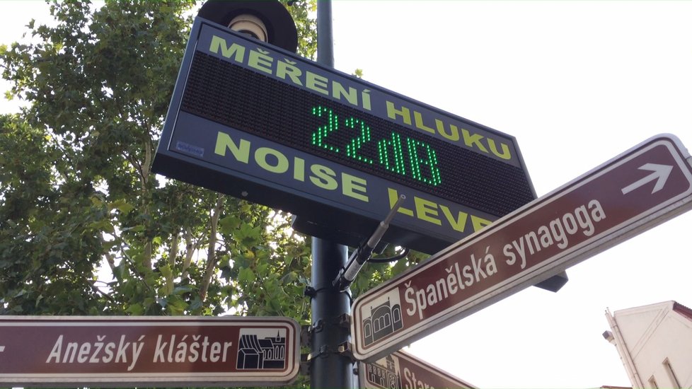Hlukoměr v Dlouhé ulici v centru Prahy dosahuje v noci hodnot až 91 dB.