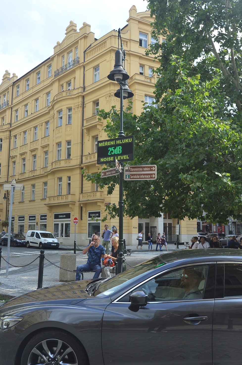 V Dlouhé třídě měří přístroj hladinu hluku. Praha 1 chce objektivní informace k tomu, nakolik hluční opilí turisté skutečně jsou.