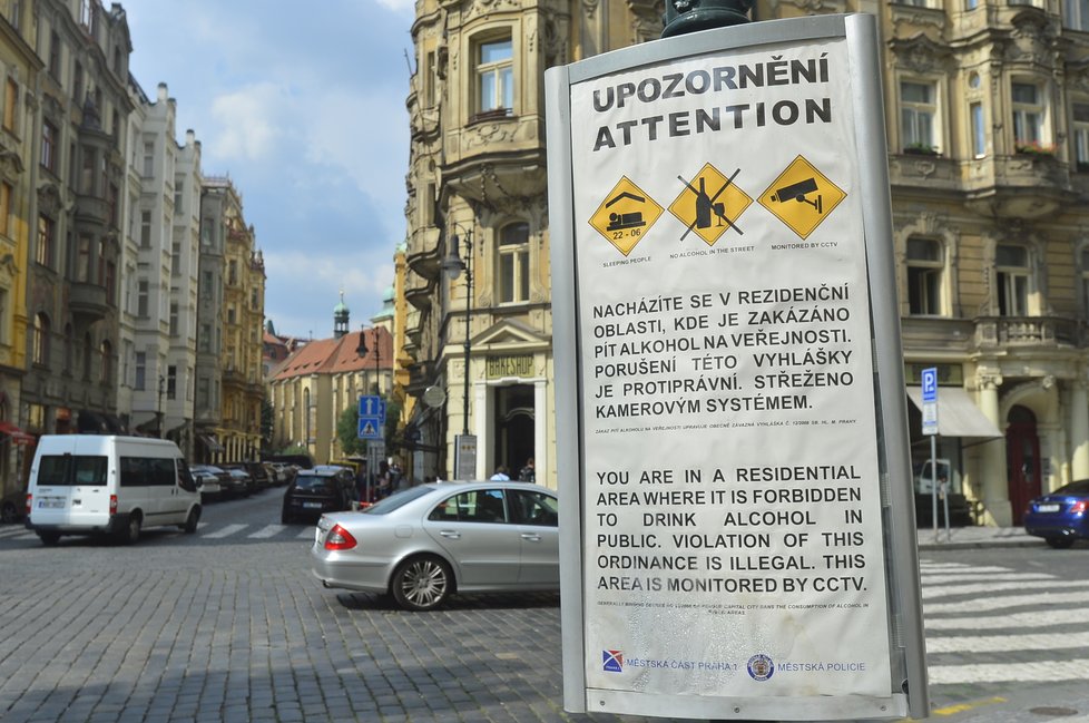 V Dlouhé třídě měří přístroj hladinu hluku. Praha 1 chce objektivní informace k tomu, nakolik hluční opilí turisté skutečně jsou.