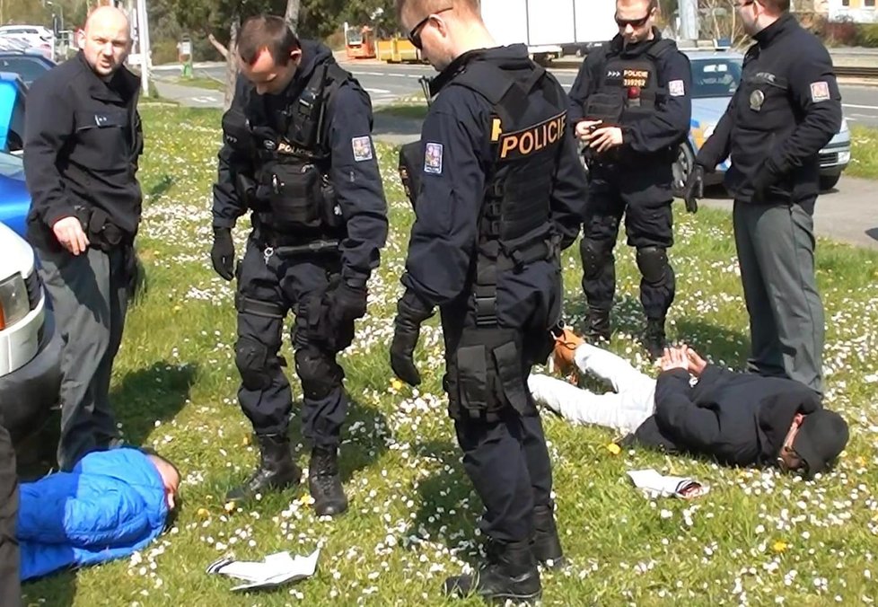 Zadržení drogového dealera a jeho kámoše policisty v Plzni