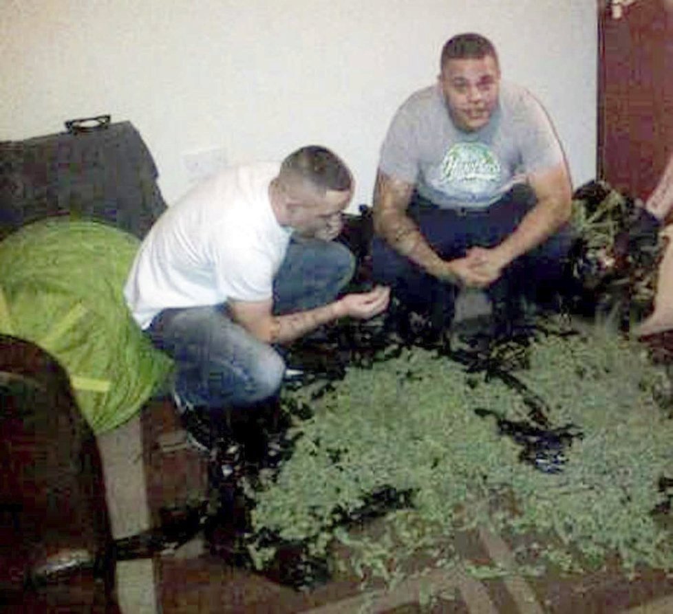 Drogoví dealeři v britském Birminghamu skončili za mřížemi poté, co se dva členové gangu nechali vyfotit s velikou hromadou marihuany, a navíc s balíkem peněz.