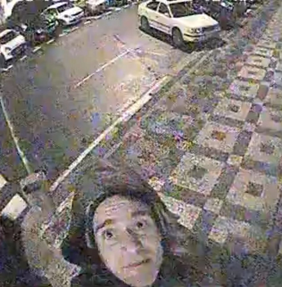 Mladík, který kradl bezpečnostní kamery v Praze. Při demontáži kamery pak do ní vyjeveně zíral a vyplazoval jazyk.