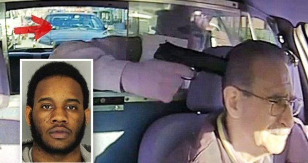 Mladík v USA vytáhl zbraň na řidiče taxíku v okamžiku, kdy u vozu stál policista.